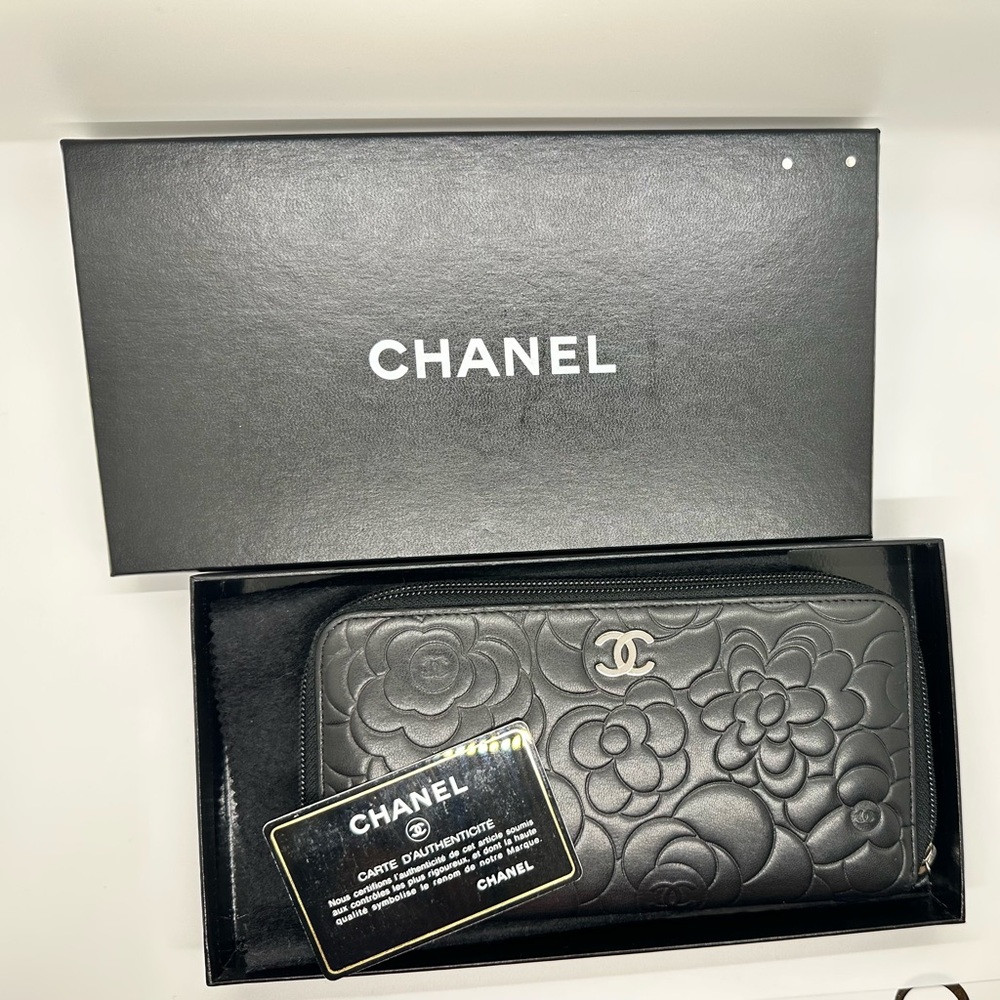 Chanel Camellia Lambskin Zip up Wallet